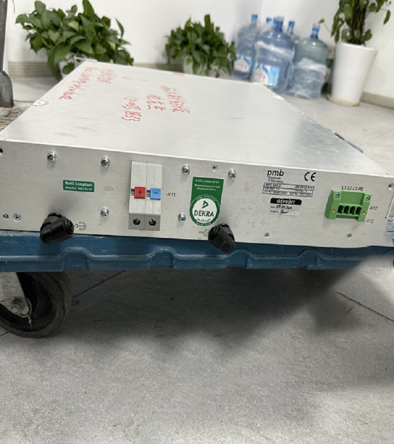 羅芬激光電源維修常見故障 故障一：打開按鍵，設備不工作 如果激光切割機在工作過程中，首先要檢查的是整個設備是否通電，如果沒有通電，一定要插上電源。還要檢查激光切割機主板的參數是否正確。如果不是，請務必參考相關軟件和其他一些參數進行了解。 故障二：工作狀態下無激光 在激光切割機的實際工作過程中，應根據各種情況進行有效的檢查。有可能是激光切割機出現這種情況是因為光路發生了偏移。這種情況下需要調整光路，否則線路可能會出現一系列問題。那么，如果是這種情況，可以通過點 ray 的方式插入電源的型號來判斷。 故障三：激光斷斷續續 激光切割機工作時，可能會出現斷斷續續的情況?？赡苁撬h不是特別順暢。檢查并清潔相關水箱。水泵是否通暢，定期疏通水管。 羅芬激光電源維修模塊或者電源板：HPC 891-2燒壞、短路、輸出電壓高于標稱值、輸出電壓低于標稱值、過熱、卡機等故障。 維修羅芬激光電源缺點及修補方法 常見缺點： １，高壓打火，高壓線接頭處太靠近鐵殼部分。 ２，無光，電扇不轉，保險絲斷。 ３，能夠強制發光，不能主板控制發光。前級低壓控制部分壞。 ４，電流不能調度，電流控制部分壞。 ５，總是燒保險絲，歸于功率管短路壞。 激光電源的修補方法有以下幾種： １、替換關鍵元件法。一般不發光，可先換放大管４６０或４５０，再考慮換高壓包。 ２、電壓檢測法。 ３、通電調查法。