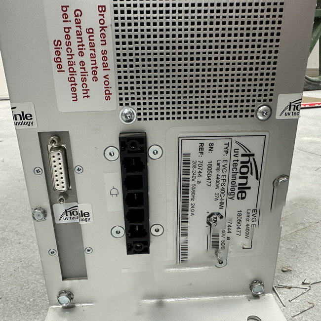 德國(guó)Honle UV設(shè)備電源維修故障：UV電子電源調(diào)光動(dòng)態(tài)響應(yīng)速度快，從待機(jī)到全功率輸出時(shí)間只要 8毫秒，無任何系 統(tǒng)震蕩;可以與PLC連接進(jìn)入人工界面操作，可作出10%的長(zhǎng)時(shí)間待機(jī)，徹底避免系統(tǒng)穩(wěn)定 時(shí)間長(zhǎng)，安全性能低等弊端，同時(shí)徹底改變了依靠電容來調(diào)節(jié)燈光的強(qiáng)弱控制方式，且電容的耐壓強(qiáng)度遠(yuǎn)遠(yuǎn)不夠。PLC安裝接線簡(jiǎn)單，操作方便，無須密封安裝在箱體內(nèi)，可安裝在通風(fēng)良好的地方，大幅度節(jié)省安裝、運(yùn)輸成本。 德國(guó)Honle UV設(shè)備電源維修方法： 1、高頻方波技術(shù)( 18KHZ方波輸出），比傳統(tǒng)UV變壓器增加20%以上的UV能量輸出，能夠以閃光燈模式工作，降低能耗; 2、軟開關(guān)啟動(dòng)系統(tǒng)，大幅度減低啟動(dòng)時(shí)間(約45秒)，延長(zhǎng)燈管使用壽命; 3、單片機(jī)動(dòng)態(tài)控制技術(shù)，使電源轉(zhuǎn)換效率達(dá)到更高，自動(dòng)找到燈管的工作電壓和電流，自動(dòng)進(jìn)行調(diào)整燈管的工作參數(shù); 4、高速IGBT以及軟開關(guān)技術(shù)，響應(yīng)速度快，從待機(jī)到全功率輸出時(shí)間只要 8MS; 5、功率調(diào)幅技術(shù)，輸出功率10%~100%無級(jí)可調(diào)，長(zhǎng)期待機(jī)功率僅要10% 6、相位平衡技術(shù)，功率因素96%，，無沖擊電流;