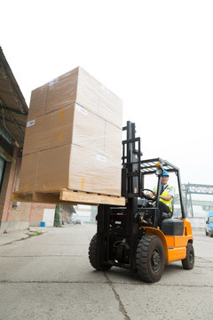 工人搬運貨物與運輸設備租賃服務 高效物流解決方案